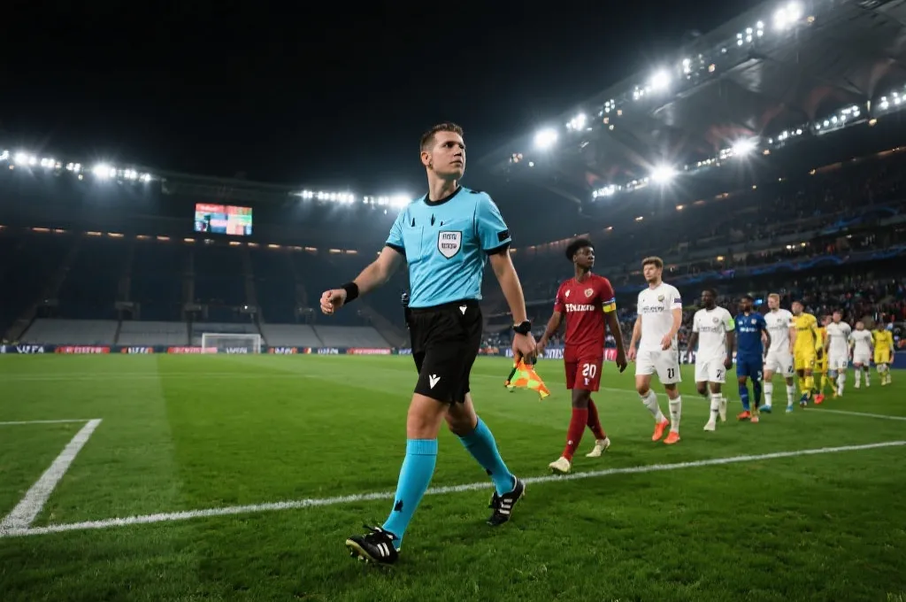 欧足联裁判带领球员入场