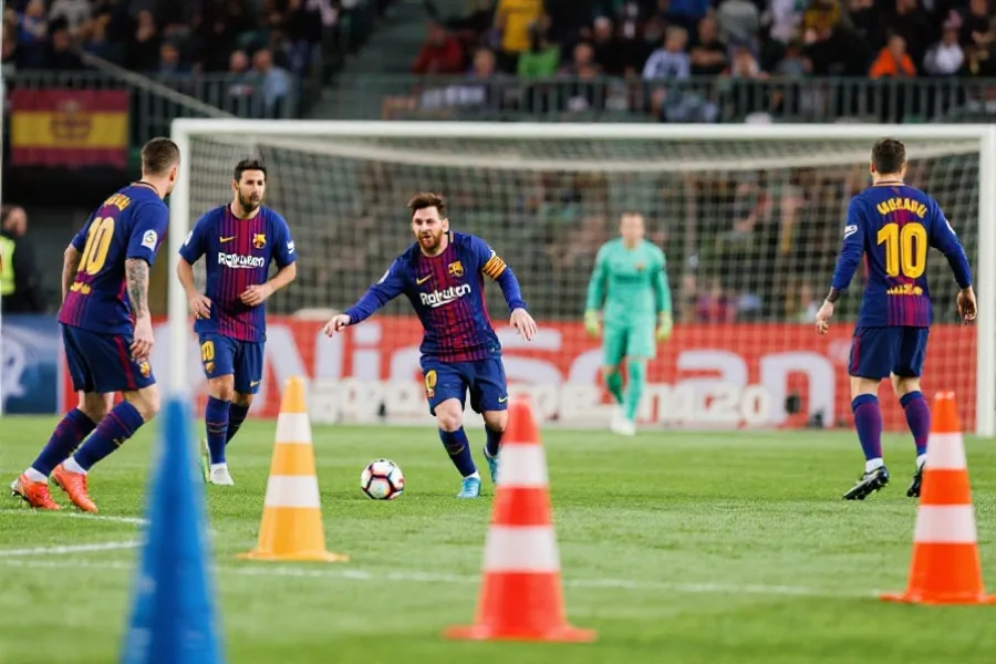 梅西进球与防守者训练锥